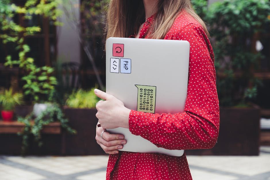 Laura Möller arbeitet konzentriert an einem Laptop im Lernraum
